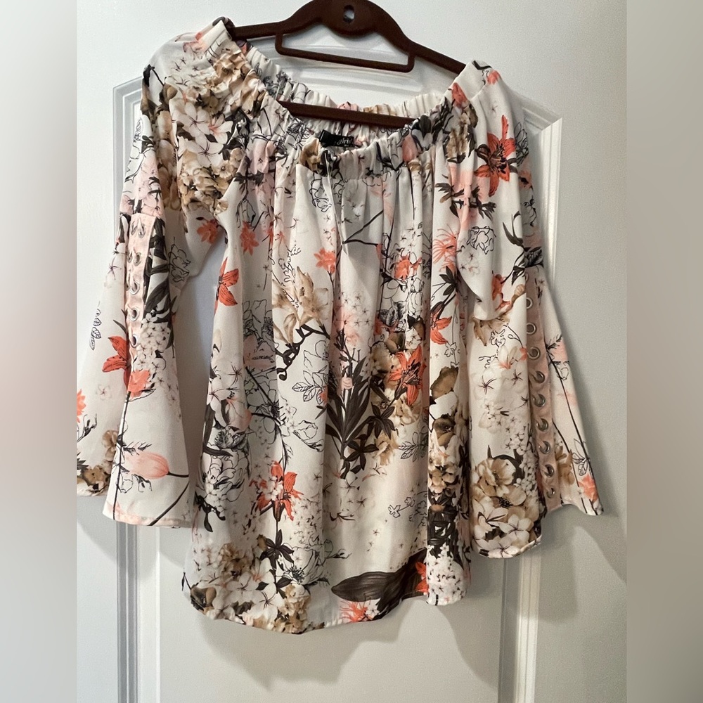 Ariella top off the shoulder size small NWT FLORAL CREAM